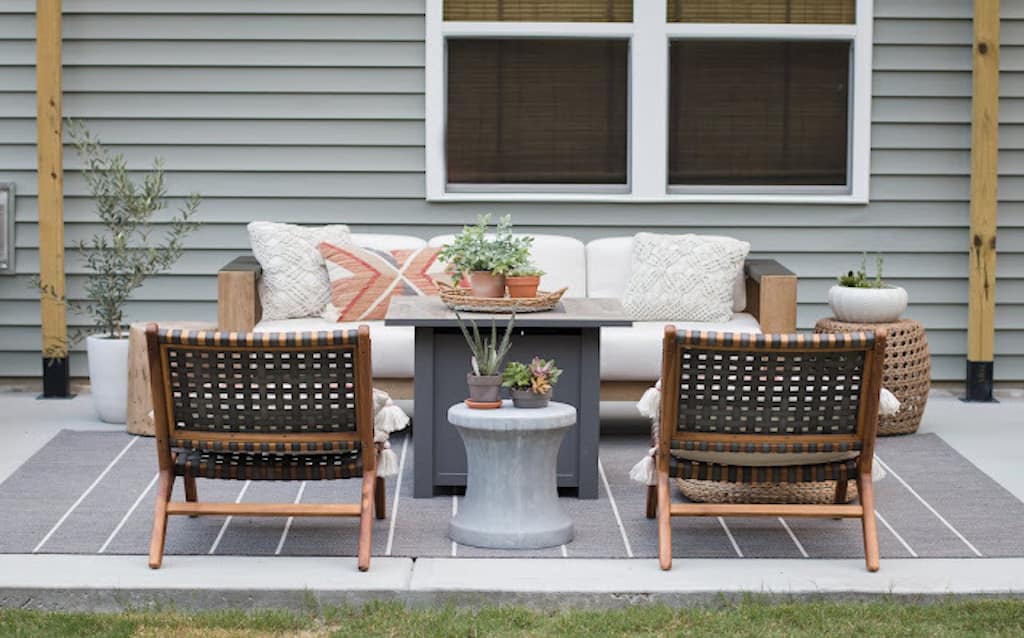 a patio slabs decorated with a neutral colour carpet at the centre 
