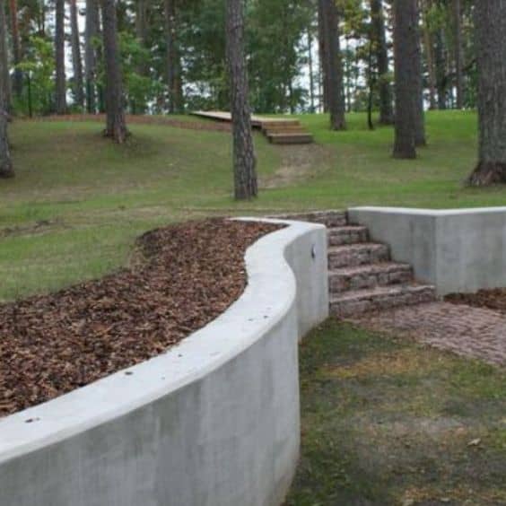 A curved but smooth concrete retaining wall in Brisbane